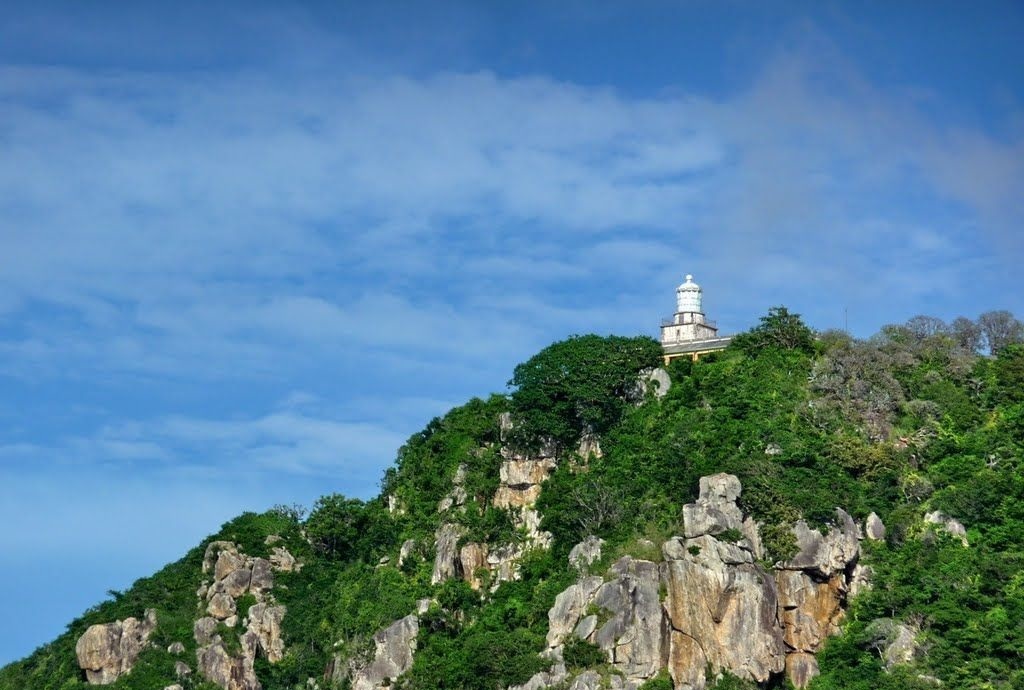 Ngọn hải đăng Vũng Tàu có thể được nhìn thấy từ xa do vị trí của nó trên đỉnh Núi Nhỏ